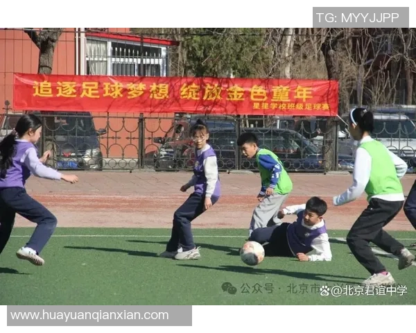 书包上挂着足球明星图片的青春记忆与梦想追逐之旅 书包上挂着足球明星图片的青春记忆与梦想追逐之旅